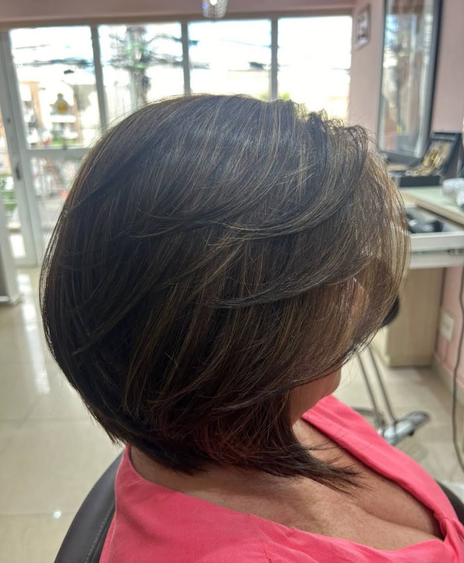 Corte feminino curto com movimento feito no Studio Iara David