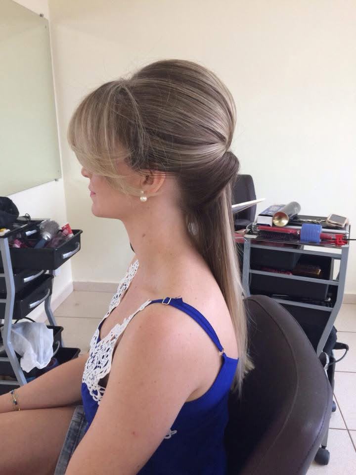 Penteado meio preso com volume e acabamento liso