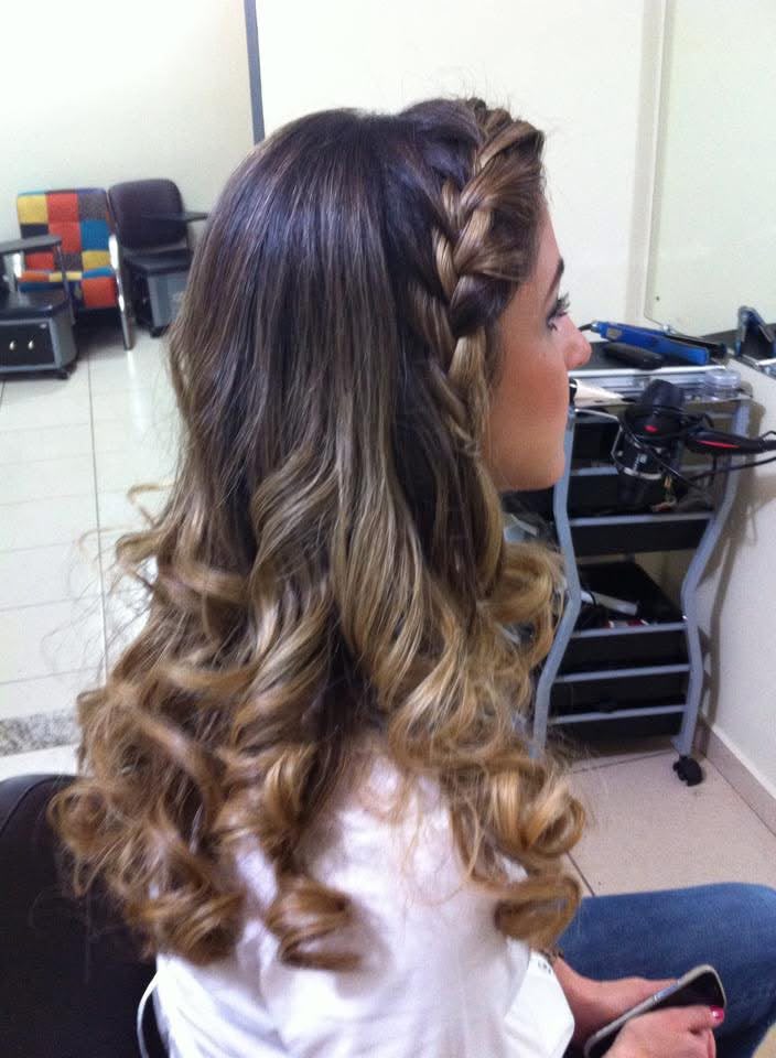 Penteado semipreso com trança e cachos