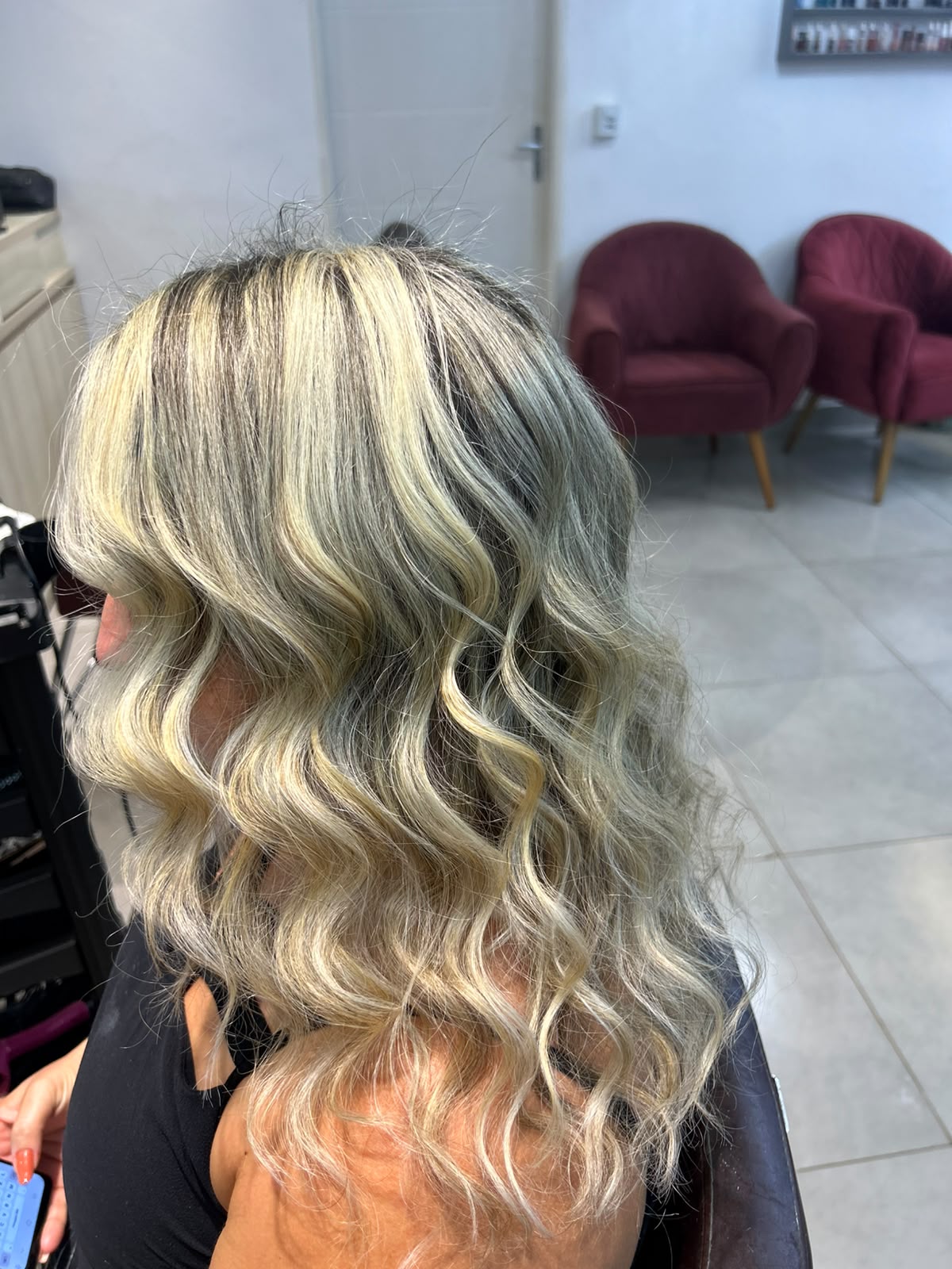 Cabelo loiro com mechas e ondas feitas no Studio Iara David
