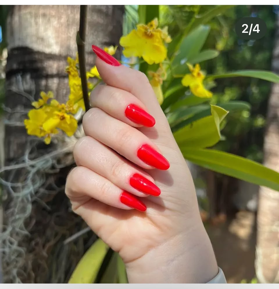 Unhas em gel vermelho brilhante feitas no Studio Iara David